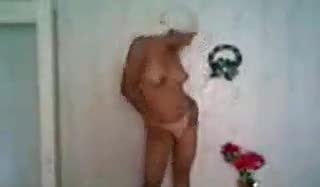 Студентка из Бишкека полностью раздевается под музыку